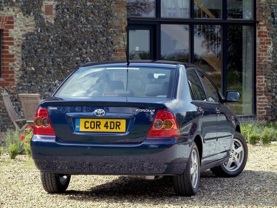  Toyota Corolla Sedan 2004 года  (UK) (фото 4 из 8)